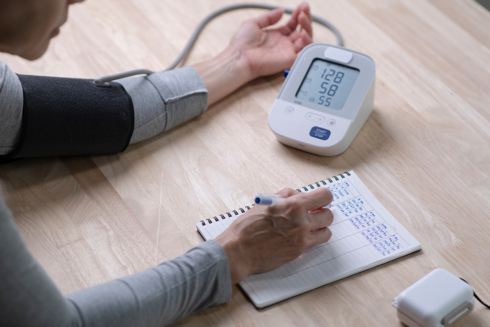 Una mujer se toma la tensión en casa