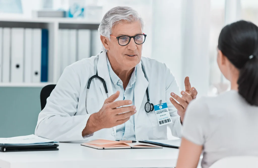 El paciente habla con su médico